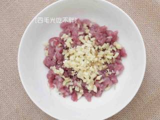 6、干煸四季豆,猪肉切成肉末，加料酒、酱油、生粉、少许生姜大蒜沫腌制5分钟；