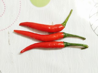 6、拍黄瓜,准备三个指天椒洗干净！