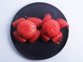 4、番茄牛肉煲,然后放到锅里加水煮开，煮开后把皮剥掉；