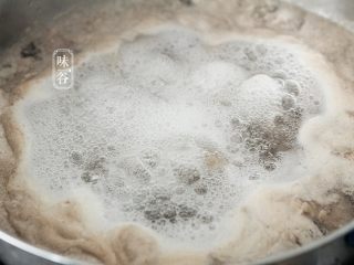 6、番茄牛肉煲,牛腱肉切小块，锅内放入姜葱，倒入牛肉块煮开1分钟；