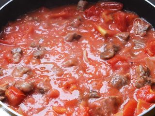 12、番茄牛肉煲,然后加1碗水，1匙砂糖，少许盐，盖盖焖煮40分钟就可以了。