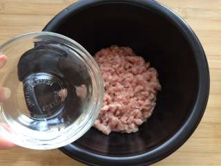 3、灌汤包,少量多次的加入水，用筷子（我用了2双筷子）朝一个方向搅拌