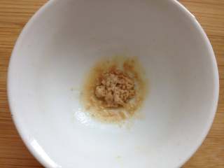 6、灌汤包,如果想知道肉馅咸淡味，可取一点调好的肉馅，放入微波炉里高火叮10秒就可以尝尝味道了，然后再把调好的肉馅放入冰箱冷藏备用