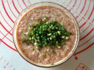 10、灌汤包,在包之前将肉馅取出，撒上葱花搅拌均匀