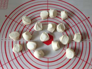 11、灌汤包,将面团搓成长条，再分成20g左右的面剂子