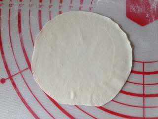 12、灌汤包,取一个剂子用手掌按扁，再擀成薄薄的面皮