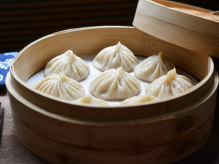 16、灌汤包,出锅后趁热吃（记住，先咬个小口吹吹），汤汁又多又鲜美，再配着香醋食用非常美味哟