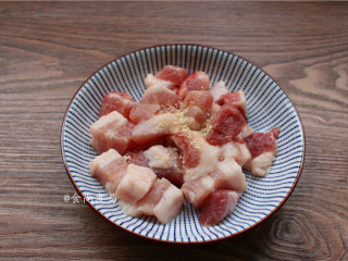 2、菠萝咕噜肉,五花肉洗净沥干，切小块，调入盐、胡椒粉、鸡粉搅拌均匀、腌一小会儿
