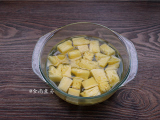 3、菠萝咕噜肉,菠萝切小块，用盐水浸泡待用
