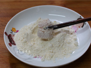 6、菠萝咕噜肉,再裹上一层干炸粉