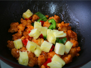 13、菠萝咕噜肉,倒入菠萝块，拌匀即可铲起