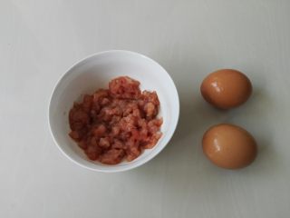 1、肉末蛋羹,剩余的肉馅和鸡蛋备好
