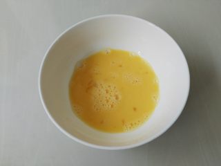 2、肉末蛋羹,鸡蛋打入碗里打散