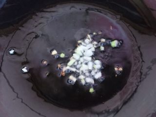 7、肉末蛋羹,蒸鸡蛋羹的时候开始炒肉末，锅里放入油，放入葱花炝锅