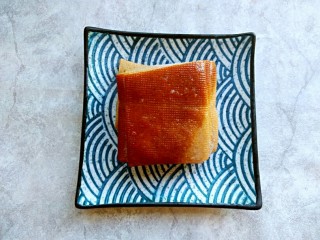 5、芹菜炒干豆腐,干豆腐(我用的是卤好的干豆腐,已经有滋味,炒菜的时候可以少放点盐,也可以用没有卤过的干豆腐,盐量可以根据自己的口味调整)