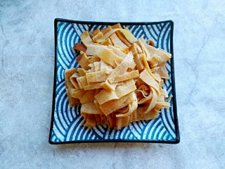 6、芹菜炒干豆腐,干豆腐,切细条