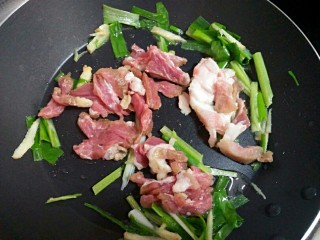 8、芹菜炒干豆腐,加入猪肉片翻炒至变色