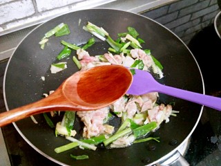 9、芹菜炒干豆腐,加料酒,炒匀