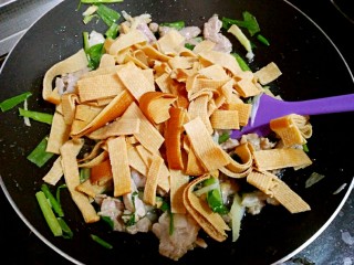 10、芹菜炒干豆腐,加干豆腐,炒匀