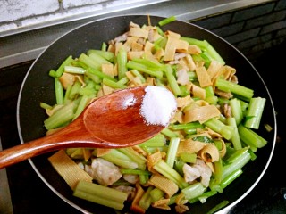 13、芹菜炒干豆腐,最后加盐,炒匀即可出锅