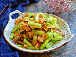 14、芹菜炒干豆腐,成品图