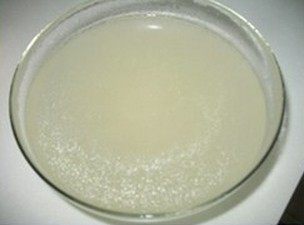 3、排骨酥面,鸡汤煲好，取出其他材料，只留鸡汤