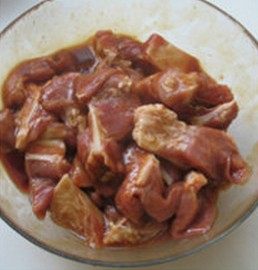 5、排骨酥面,排骨洗净切小块，放入适量的五香粉、白胡椒粉、料酒、盐、糖、酱油抓匀，腌制一小时