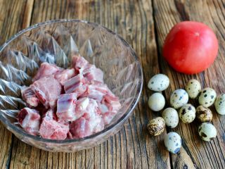1、茄汁排骨烧虎皮蛋,准备好食材