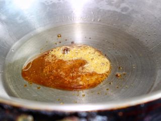 6、茄汁排骨烧虎皮蛋,成黄褐色即可