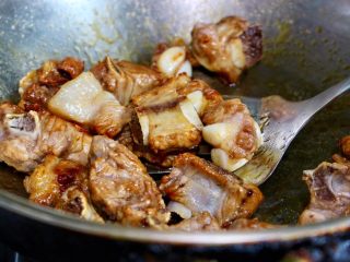7、茄汁排骨烧虎皮蛋,放入排骨，让糖色包裹每块排骨
