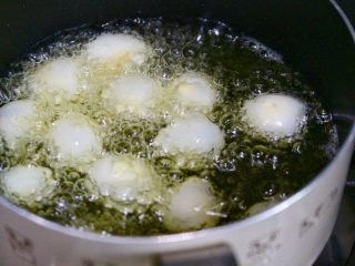 12、茄汁排骨烧虎皮蛋,放入鹌鹑蛋炸