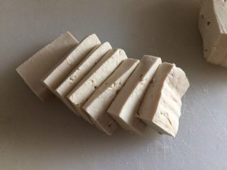 2、香煎豆腐,把豆腐切成骨排块