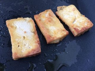7、香煎豆腐,煎至两面金黄，出锅备用