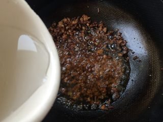 12、香煎豆腐,放入适量清水