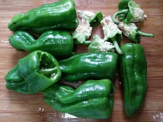 2、糖醋虎皮椒,青椒洗净后，左手拿着青椒，用右手拇指、食指抓住根蒂用劲按按再拔下，根蒂就出来了，里面的筋膜不要撕，撕了就不辣了