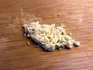 7、干炒牛河,剁蒜蓉。