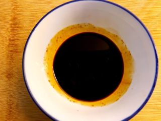 8、干炒牛河,调配酱料：碗里倒生抽、老抽、蚝油、糖，搅拌均匀。