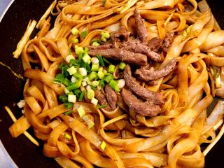 17、干炒牛河,下葱段。