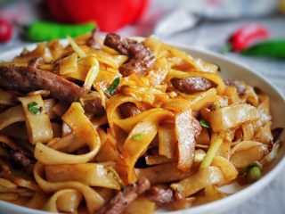 19、干炒牛河,河粉美味，牛肉嫩滑，韭黄鲜甜，一碟广式干炒牛河就上桌啦！