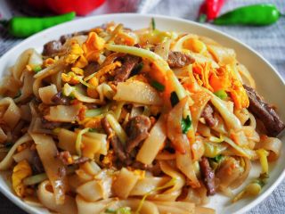 21、干炒牛河,另一份把剩下的鸡蛋加在一起炒，一样好吃。