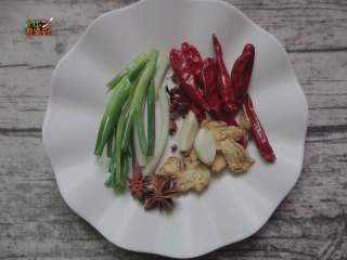 5、土豆烧排骨,准备葱姜蒜、八角、干辣椒、花椒