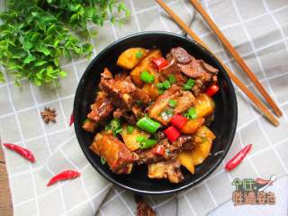 12、土豆烧排骨,把烧好的排骨土豆盛盘了，家里有小葱的话再撒点葱花。是不是看着口水就来啦