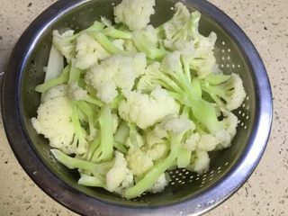 5、蚂蚁肉沫焗香辣花菜,沥干水分备用