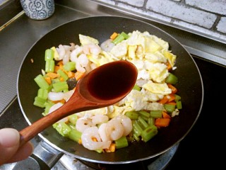 13、芹菜鸡蛋炒虾仁,加生抽