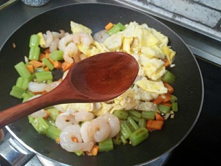 14、芹菜鸡蛋炒虾仁,加料酒