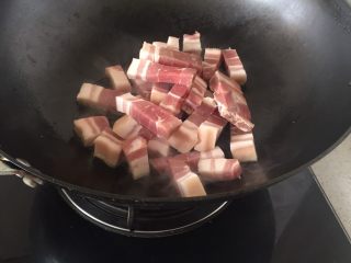 4、啤酒红烧肉,一点点油，小火直接倒入，煸炒。