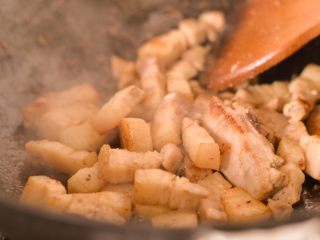 5、啤酒红烧肉,煸炒到出油，肉变成黄色，有点微微焦