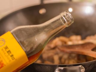 6、啤酒红烧肉,加料酒，加老抽，翻炒