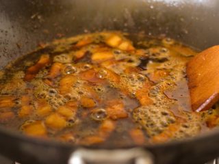 9、啤酒红烧肉,倒入一瓶啤酒，大火煮开