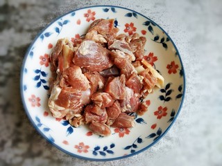 1、红焖羊肉,羊肉洗干净切成块备用。